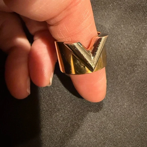 Louis Vuitton Essential V Ring Size 7/M - Picture 10 of 16